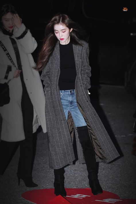 Red Velvet Outfits, Korean Airport Fashion, Irene Red Velvet, Bae Joohyun, Red Velvet Irene, Korean Girl Fashion, Velvet Fashion, Kpop Fashion Outfits, 가을 패션