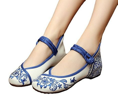 Embroidery Flats, Chinese Shoes, Mary Jane Shoes Flat, Strappy Sandals Flat, Embroidered Shoes, Art Embroidery, Studded Heels, Paper Cut Art, Chinese Traditional