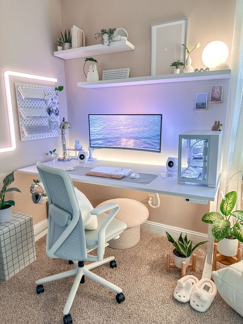 Cs Desk Setup, Gaming Desk Astethic, Desk With Pc Aesthetic, Monitor Set Up, Desk With Monitor, Gamer Setup Ideas, Gaming Desktop Setup Aesthetic, Aesthetic Setup, Pc Gaming Setup Aesthetic White