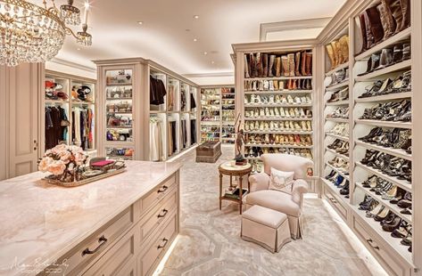 Huge Closet Luxury, Huge Closets Luxury Walk In, Mansion Closet, Luxury Closet Designs Women, Luxury Closet Mansions, Big Walk In Closet, Huge Walk In Closet, Rich Closet, Mini Mansion