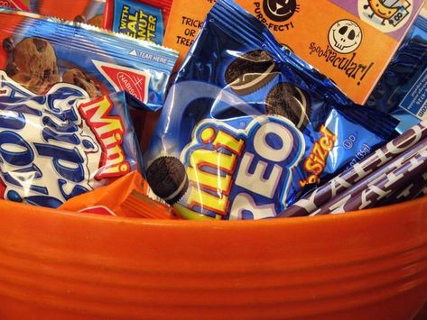 What's The Best Halloween Candy To Hand Out? A list of Halloween treats for kids that Trick-Or-Treaters rarely receive but REALLY enjoy! Snack size cookies are always a hit for Halloween. So are Halloween stickers and small toys! #halloweencandy #candy #halloweenfun Halloween Trick Or Treat Candy Ideas, Best Halloween Candy To Hand Out, Best Halloween Treats To Hand Out, Halloween Treats For Trick Or Treaters, Trick Or Treat Ideas To Hand Out, Treats For Trick Or Treaters, Best Halloween Candy, Candy People, Treats For Kids