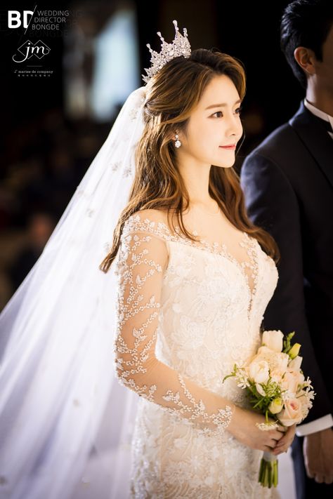 Former T-ara Member Han Areum Ties The Knot With Blessings From Friends And Family | Soompi Korean Bride, Korean Wedding Dress, Christian Bride, Wedding Dressses, Korean Wedding Photography, Wedding Photoshoot Props, Hairdo Wedding, T Ara, Korean Wedding