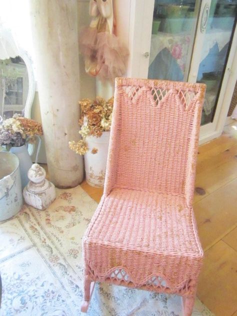 Shabby Chic Chairs, Wicker Rocking Chair, Tout Rose, Antique Wicker, Cottage Rose, Shabby Chic Pink, Shabby Chic Cottage, Wicker Furniture, Shabby Chic Style