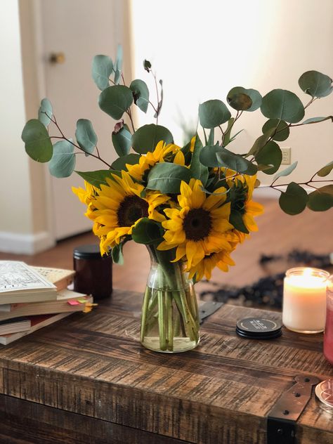 Sunflower Table Arrangements, Sunflower Wedding Centerpieces, Sunflower Floral Arrangements, Eucalyptus Centerpiece, Sunflower Wedding Decorations, Sunflower Centerpieces, Sunflower Arrangements, Sunflower Baby Showers, Sunflower Bridal Shower