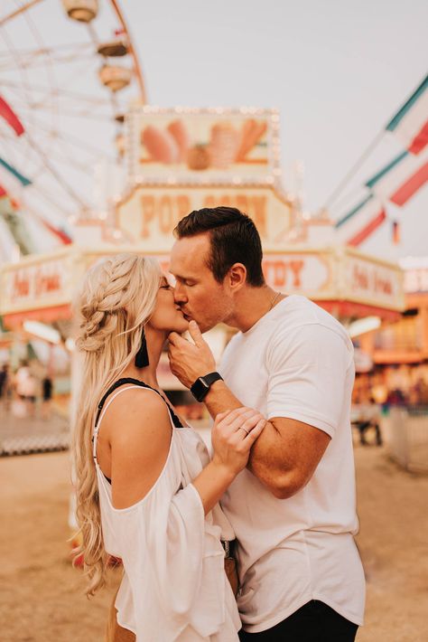 Carnival Family Pictures, Carousel Couple Pictures, Fair Photography Couples, County Fair Engagement Photos, Carnival Maternity Shoot, Carnival Photoshoot Couple, Fair Mini Session Photo Shoot, Cute Carnival Pictures, Carnival Family Photoshoot