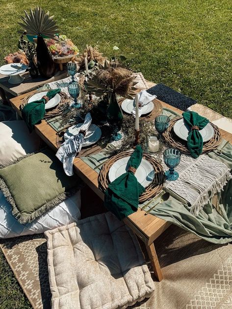 Green and Blue Luxury Picnic Birthday in the Park Emerald Green Picnic Setup, Birthday Picnics In The Park, Green Picnic Aesthetic, Park Picnic Ideas, Green Picnic Table, Birthday In The Park, Picnic Surprise, Bday Picnic, Picnic Table Decor