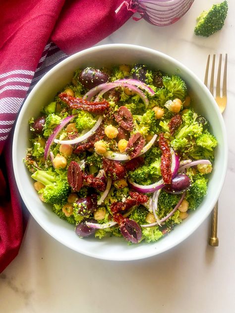 Greek Broccoli Salad Greek Broccoli, Broccoli Salad Recipe, Easy Hummus, Salad Meal Prep, Greek Flavors, Mediterranean Salad, Toasted Pumpkin Seeds, Greek Cooking, Broccoli Salad