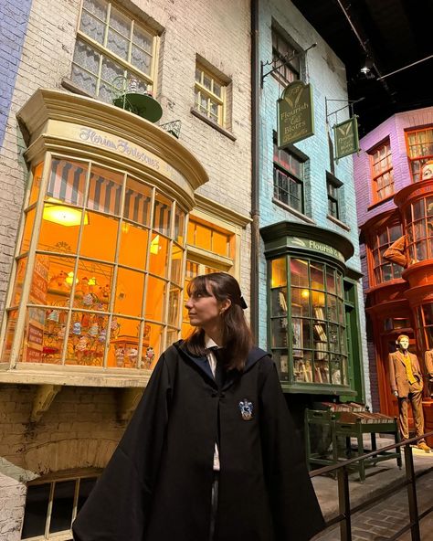 Une fille (moi) au centre de la photo dans l'univers magique d'Harry Potter, dans une grande rue colorée avec des fausses boutiques, au warner bros studio tour Harry Potter de Tokyo au Japon Potter Studio, Harry Potter Studio Tour, Warner Bros Studio Tour, Harry Potter Studios, Warner Bros Studio, Warner Bros Studios, Studio Tour, Warner Bros, Harry Potter