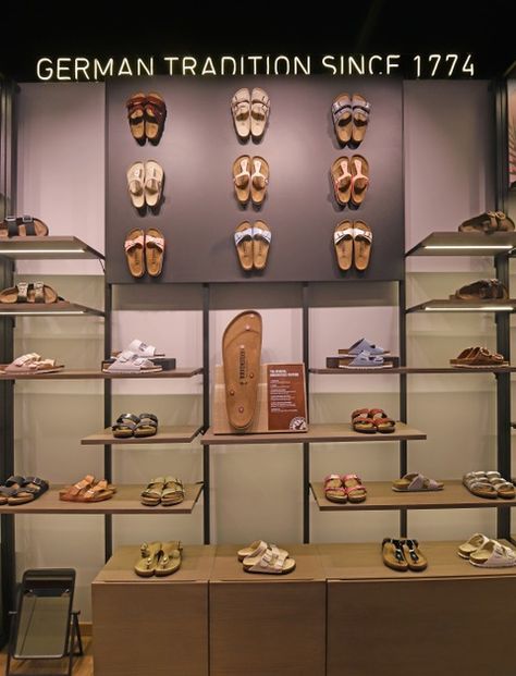 Shoes Display, Shoe Store Design, Merchandising Ideas, Retail Store Interior Design, Retail Store Interior, Shoe Making, Store Interiors, Ski Fashion, Shoe Display