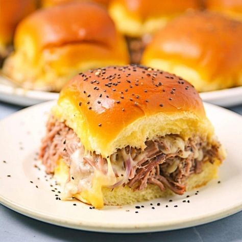 Party Roast Beef Sandwiches Party Roast Beef Sandwiches, Pot Roast Sandwich Recipes, Roast Beef Sliders Recipes, Hawaiian Bread Rolls, Sliders Recipes Beef, Tender Roast Beef, Roast Beef Sliders, Roast Beef Sandwich, Sliced Roast Beef