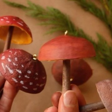 Sibia Torres Padilla | DIYs on Instagram: "My orange peel mushrooms but make it a garland I have shared how to make these several times but they are seriously one of my favorite things to do . they are super simple. All you need to do is cut your oranges in half (I use cuties because they are really easy to remove from the peel) Let the peels dry . I baked them at 200°F for one hour flipping them over halfway through. when they are dry and hard, it’s time to paint I decided to add eye hooks to the top so I could thread some twine through them Then I glued my twig to the bottom, and added a few more details I think these would also make really cool ornaments and a much easier version of the paper clay ornaments I shared a while back if that is more your speed. 😊 Here’s some common q Orange Peel Mushroom Craft, Orange Peel Mushroom Garland, Orange Peal, Fairy Things, Orange Mushroom, Mushroom Crafts, Orange Skin, Orange Rind, Cottage Christmas