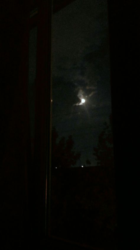 Moonlight and window Moon From Window Aesthetic, Moon From Window, Snap Steaks, Window View Night, Window Snap, Moon Window, Night Window, Night Sky Moon, Fake Window