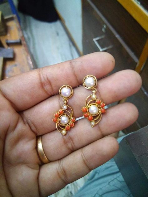 Daily Use Earrings, Gold Earrings For Kids, Small Earrings Gold, Gold Earrings Indian, Simple Gold Earrings, Antique Necklaces Design, Gold Earrings Models, Pearl Jewelry Design, Gold Jewelry Simple Necklace