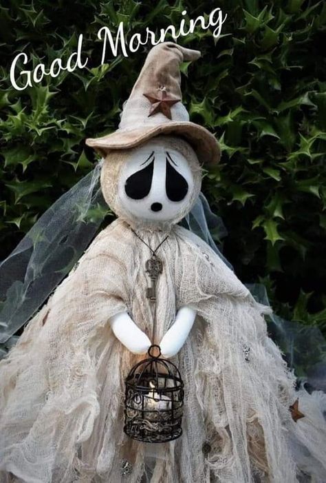 Halloween Witch House Decorating Ideas, Good Morning Halloween, Shabby Chic Halloween, Ghost Doll, Primitive Halloween Decor, Moldes Halloween, Halloween Witch Dolls, Witch Ghost, Creepy Doll