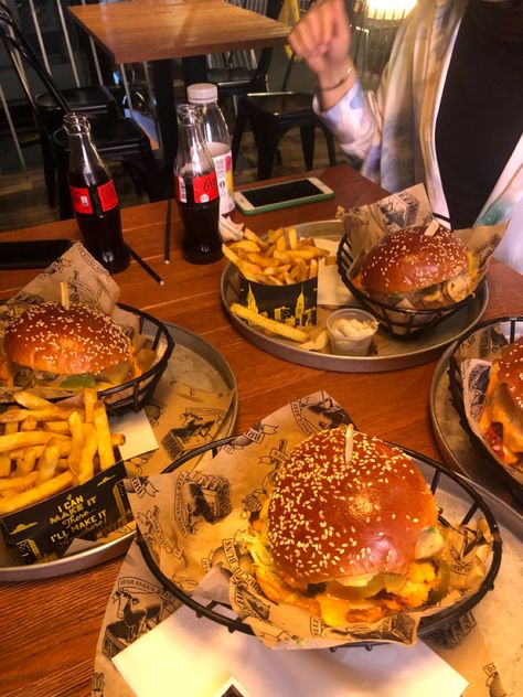 Fast Food Instagram Post, Burgers Aesthetic, Burger Aesthetic, Fast Food Restaurant Design, Foreign Food, Dinner Restaurants, Burger Restaurant, Healthy Food Motivation, Nyc Food