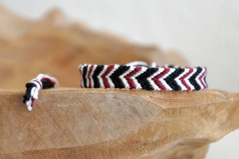 Vsco Bracelets, Mens Bracelet Diy, Chevron Friendship Bracelets, Yarn Bracelets, Cute Friendship Bracelets, Chevron Arrows, Anklet Designs, Friendship Bracelets Designs, Arrow Pattern