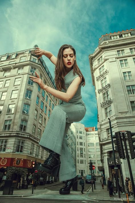 Giant Woman, Giant People, Image 3d, Composition Photography, Montage Photo, Photoshop Tips, Photoshop Photography, Photoshop Editing, Photoshop Design