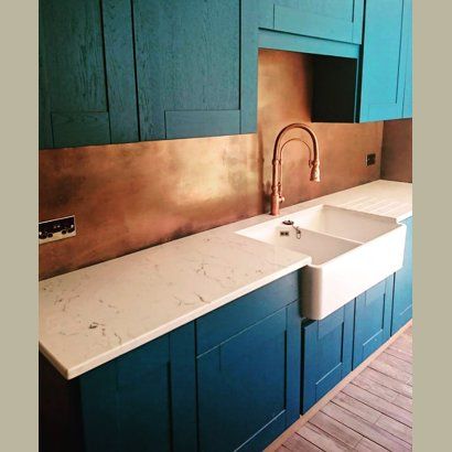 Copper Splashback Kitchen, Copper Splashback, Kitchen Flooring Ideas, Copper Kitchen Backsplash, Quirky Kitchen, Teal Kitchen, New Kitchen Designs, Kitchen Images, Kitchen Splashback