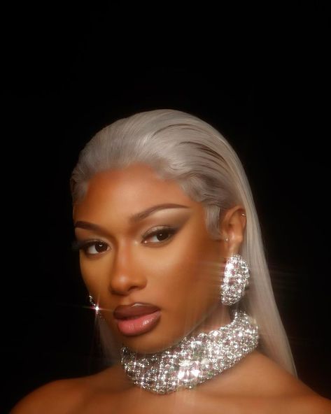 Tina Snow @revlon Glam on HISS | Instagram Tina Snow, Glossy Lips Makeup, Smokey Eyeshadow, Glossy Makeup, Soft Glam Makeup, Megan Thee Stallion, Black Women Makeup, Bold Makeup, February 3