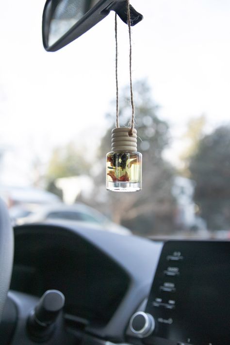 4 Ways to Make Naturally-Scented Car Air Fresheners | Hello Nest Car Diffuser Blends, Diy Essential Oil Diffuser, Car Air Freshener Diy, Diffuser Diy, Air Freshener Essential Oils, Car Diffuser Essential Oils, Diy Air Freshener, Making Essential Oils, Diffuser Bottle