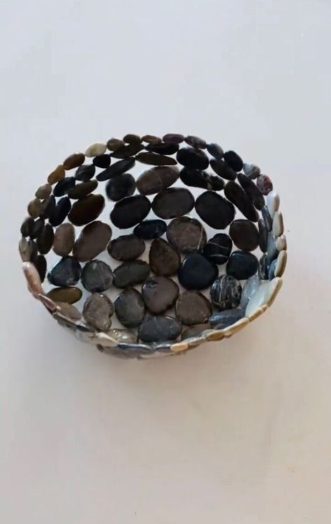 This pebble bowl is my most loved project at instagram. Hope that you will also love it! If you want to give it a try, keep reading:) Collect pebbles, try to find flat, light ones. I collected pebbles of similar color, the dark grey ones.Make sure you wash them throughly and leave them to dry.Grab a bowl for acquiring the shape you like. I used a strainer as its holes prevented stones from sticking to it. Start building your bowl with the base. I used superglue with activator spr… Rock Bowls Projects, Rock Bowl Diy, Garden Stone Ideas, Moss Crafts, Pebble Art Ideas, Pebble Bowl, Rock Bowl, Rock Sayings, Rock Crafts Diy