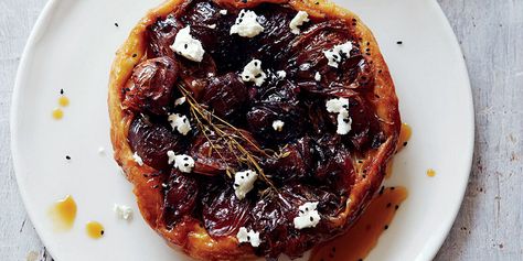 Red onion tarte tatin with goats’ cheese Onion Tarte Tatin, Onion Tarte, Zucchini Tart, Springtime Recipes, Onion Tart, Goats Cheese, Cheese Tasting, Savory Tart, French Dishes