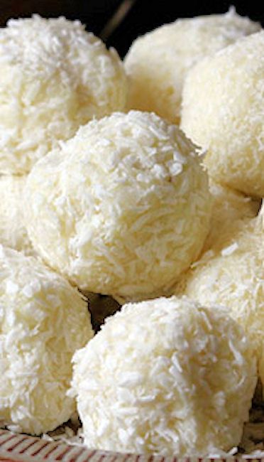 White Chocolate and Coconut Truffles Coconut Truffles, Dessert Truffles, Chocolate And Coconut, Coconut Balls, Candy Truffles, Truffle Recipe, Candy Fudge, Coconut Recipes, Homemade Candies