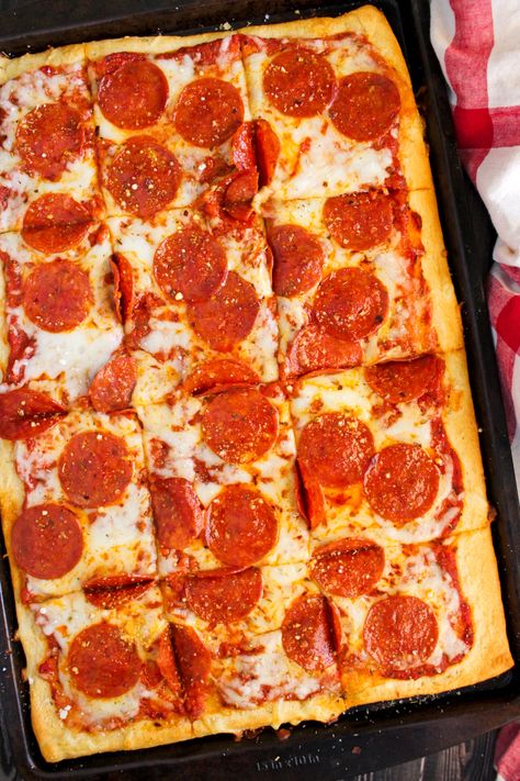 Easy Crescent Roll Pizza Crescent Pizza Recipes, Pizza Crescent Roll Recipes, Pillsbury Pizza Crust Recipes, Pizza Crescent Roll, Pillsbury Pizza Crust, Crescent Braid, Crescent Pizza, Crescent Rolls Recipes, Recipes Using Crescent Rolls