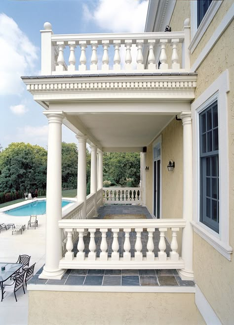 Fabulous Porch and Balcony Railing Design Balcony Classic, Southern House Plans With Porch, Front House Design, Front Balcony Design, House Porch Design, Colonial House Exteriors, House Balcony, Classical House, Balcony Railing Design