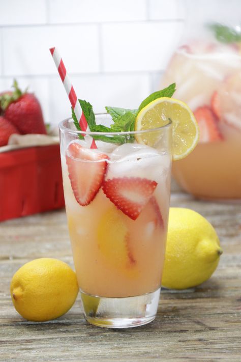 Strawberry Peach Lemonade, Peach Lemonade Recipe, Strawberry Lemonade Recipe, Lemonade Bar, Glass Of Lemonade, Peach Lemonade, Make Simple Syrup, Lemonade Recipe, Strawberry Slice