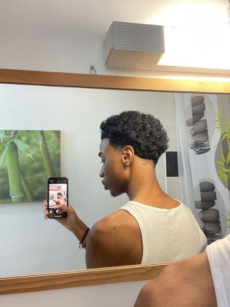 Afro Fade Haircut, Waves Hairstyle Men, Fade Haircut Curly Hair, Taper Fade Curly Hair, Afro Fade, Afro Hairstyles Men, Natural Hair Men, Black Hair Cuts, Curly Hair Fade