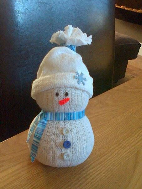 Here is a sock snowman...made using white socks,elastic bands,buttons,brads,ribbon & filled with rice. Easy Sock Snowman, Snowman Craft Ideas, Sock Snowman Craft, Snowman Crafts Diy, Sock Snowman, Snowman Craft, Funny Snowman, Preschool Christmas Crafts, Toddler Arts And Crafts