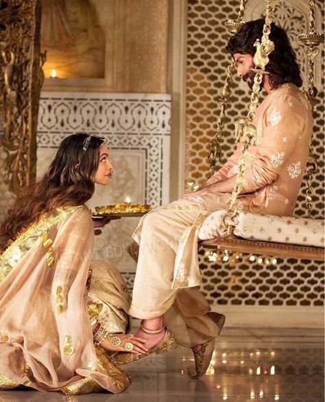 Deepika & Shahid in Padmavat Padmavati Movie, Poshak Rajputi, Royal Indian, Deepika Padukone Style, Wedding Pose, Royalty Aesthetic, Royal Aesthetic, Shahid Kapoor, Bollywood Couples