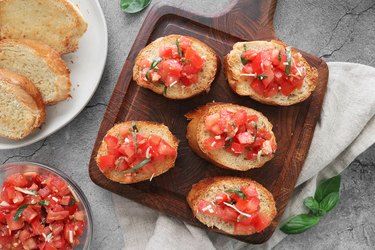 Healthy Nuts And Seeds, Classic Bruschetta, Homemade Bruschetta, Fresh Tomato Recipes, Tomato Bruschetta, Healthy Nuts, Bruschetta Recipe, Italian Appetizers, Quick Appetizers