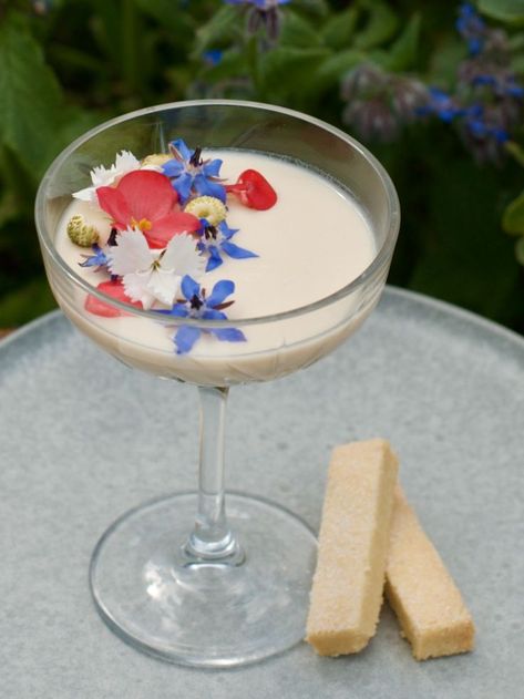 Little lemon possets with edible flowers and shortbreads. Dairy Free Lemon Posset, Lemon Posset Recipe Simple, Vegan Lemon Sorbet, Vegan Lemon Custard, Dairy Free Lemon Curd, Posset Recipe, Non Dairy Desserts, Mini Meringues, Fruit Jelly