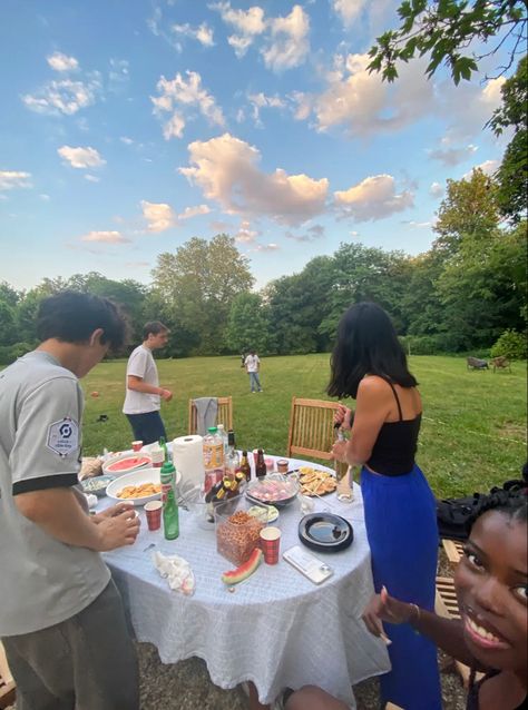 #dinner #dinnerideas #friends #bluesky #park #barbecue #aesthetic Barbecue Aesthetic, Bbq Aesthetic, Event Activities, Summer Bbq, Windy City, Pretty Food, Photo Inspo, Nascar, Art Painting