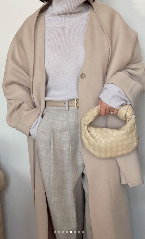 monochromatic elegant outfits for fall \ bottega veneta Jodie bag look Botega Bag Outfit, Jodie Bag Outfit, Bottega Veneta Bag Jodie, Bottega Bag Outfit, White Bag Outfit, Bottega Jodie, Jodie Bag, Bottega Bag, Bottega Veneta Jodie