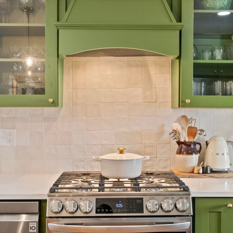 Nora Ephron Aesthetic Home, Nora Ephron Interiors, Norah Ephron Aesthetic, Nora Ephron Aesthetic, Norah Ephron, Simple Backsplash, Nancy Meyers Kitchen, Green Kitchen Aesthetic, Nancy Meyers Movies