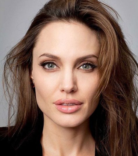 Celebrity122302 Angelina Jolie Eyes, Angelina Jolie Photoshoot, Angelina Jolie Makeup, Angelina Jolie Style, Angelina Jolie Photos, Jolie Pitt, Belle Silhouette, Emma Frost, Celebrity Portraits