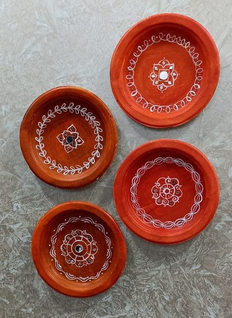 Transformed my terracotta plate into a clean and elegant masterpiece with a fresh coat of white handpainted designs. DIY magic at its finest! ✨🎨 #diymakeover #terracotta #thecraftyneedle2 #instagram #viralpost #content #diy #handmade #transformation #terracottadiy#TerracottaDIY #redandwhiteplate #handpaintedpottery #craftycreations #diydecor #homecrafting #clayart #artistictouches #colorfulplates #homedecorinspo #tablesettingideas #homemadeart #creativecrafts #artonplates #redwhitedesign Comic Art Sketch, Homemade Art, Art And Craft Videos, Hand Painted Pottery, Art Decor Diy, Plate Crafts, Diy Makeover, Art Sketch, Spanish Style