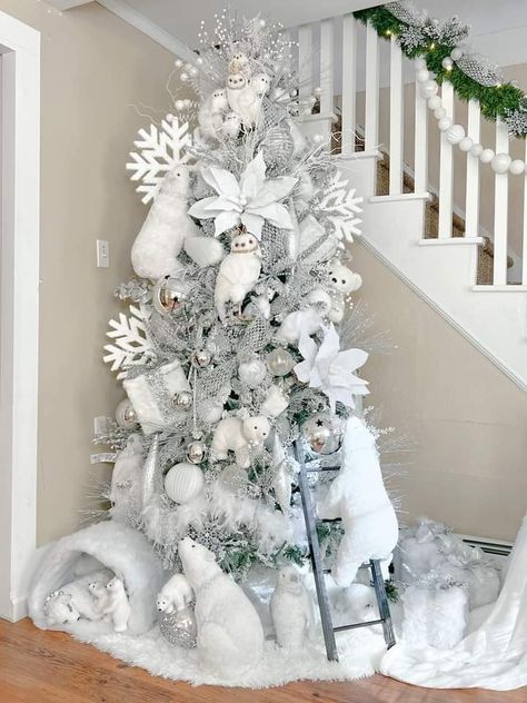 Polar Bear Christmas Tree Ideas, White And Silver Christmas Tree Ideas, White Christmas Theme, White Xmas Tree, Elegant Christmas Tree Decorations, White Christmas Tree Decorations, Christmas Tree Inspo, Glam Christmas Decor, Silver Christmas Decorations