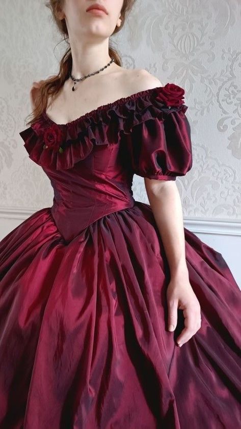 Aesthetic Vermelho, Neat Dress, Ball Outfits, Rocking Around The Christmas Tree, Vampire Ball, Historical Outfits, Anastasia Dress, Classical Dress, Victorian Vampire