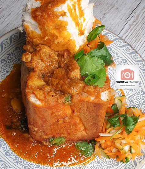 Chicken Bunny Chow Recipe, Chow Chow Recipe Indian, South African Bunny Chow, Vleis Geregte, African Curry, Durban Curry, Chow Chow Recipe, South African Desserts, South Africa Food