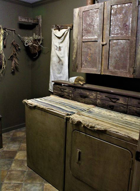 Old Farmhouse Laundry Room, Rustic Western Laundry Room Ideas, Old Fashioned Laundry Room Decor, Primitive Laundry Rooms Door, Primitive Dry Sink, Goth Cottage, Primitive Laundry Rooms, Country Laundry Rooms, Landry Room