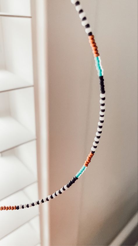 Cute Western Seed Bead Necklaces, Necklace Bead Patterns, Beaded Necklace Designs Diy, Unique Beaded Necklaces, Simple Beaded Necklace Ideas, Diy Bead Necklace Ideas, Bead Choker Ideas, Bead Patterns Necklace, How To Make A Beaded Necklace