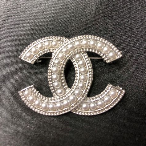 Designer Luxury Brooch, Diy Chanel Brooch, Chanel Pins Brooch, Broche Chanel, Luxury Elegant Beaded Brooches, Beaded Brooch, Diy Accessories, Beaded Embroidery, Dior