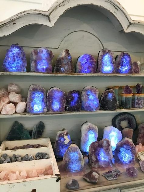 Types Of Rocks, Crystal Vibes, Crystal Aesthetic, Pretty Rocks, Salalah, Rocks And Gems, Minerals And Gemstones, Crystal Decor, Gems And Minerals