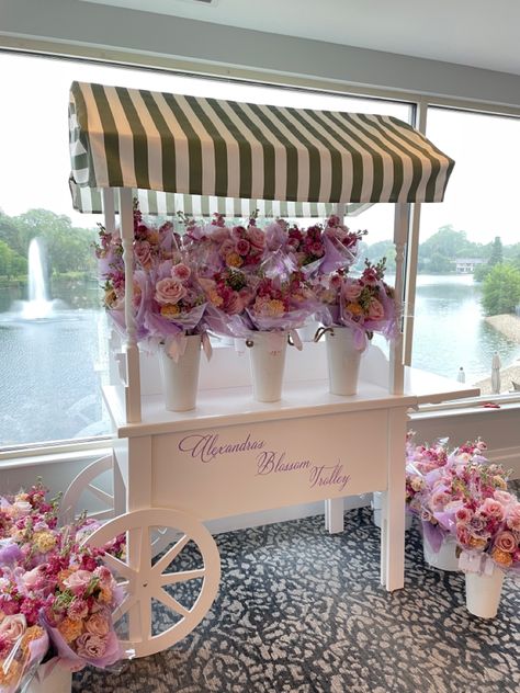 Aesthetic pink floral design Stand Feria, Flower Bouquet Diy, Flower Cart, Flower Bar, Bee Garden, Bar Styling, Pretty Party, Retail Store Design, Diy Bouquet