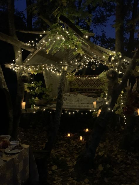 Night Time Picnic Ideas, Night Time Picnic Romantic, Midnight Picnic Aesthetic, Nighttime Picnic Date, Fantasy Date Ideas, Star Gazing Picnic, Picnic At Night Aesthetic, Late Night Picnic Date, Forest Date Aesthetic