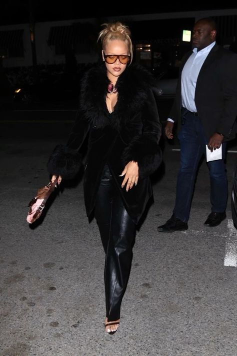 Looks Rihanna, Rihanna Outfits, Rihanna Looks, Bad Gyal, Rihanna Style, Hottest Fashion Trends, Women Outfit, Style And Grace, Fur Coats